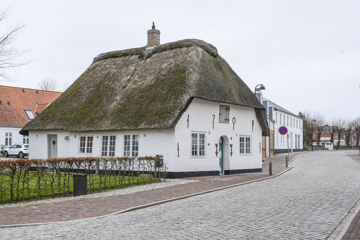 Reetgedecktes Haus an der Mllegade in Hjer (deutsch Hoyer) in Nordschleswig (Snderjylland). Aufnahme: 18. Mrz 2024.