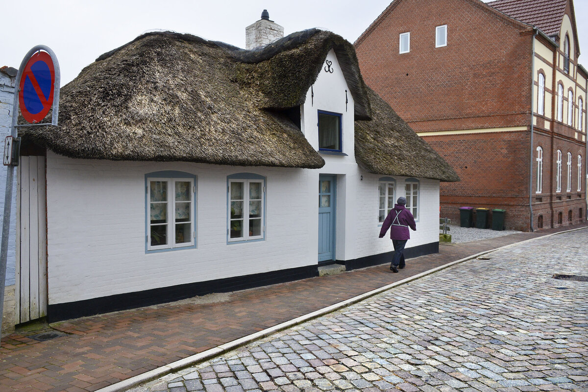 Reetgedecktes Haus in der Mllegade in Hjer (deutsch Hoyer) in Nordschleswig (Snderjylland). Aufnahme: 18. Mrz 2024.