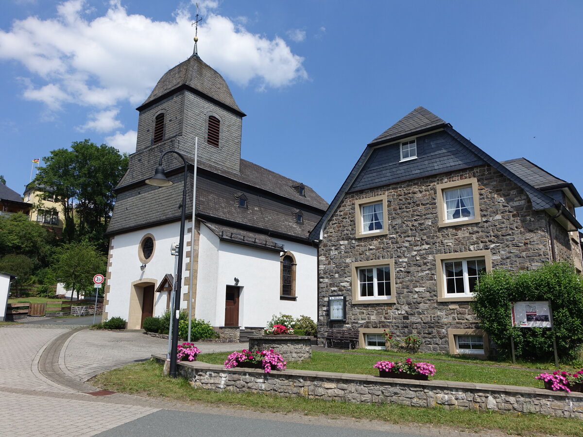 Referinghausen, Pfarrkirche St. Nikolaus und Pfarrhaus, erbaut von 1797 bis 1798 (25.06.2026)