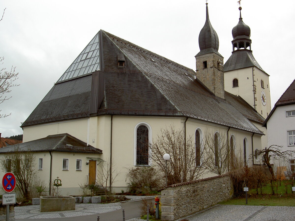 Regen, Stadtpfarrkirche St. Michael, Saalkirche mit Steildach, massiver Westturm mit Zwiebelhaube, Chor und Langhaus erbaut 1473, erneuert von 1655 bis 1657 (22.04.2012)