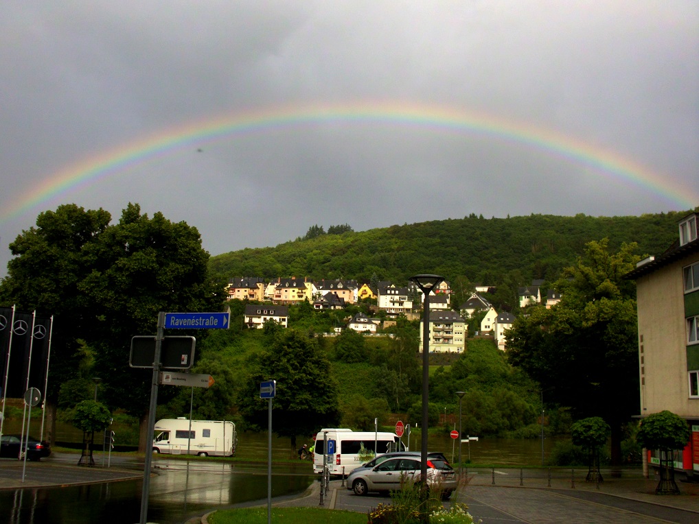 Regenbogen in Richtung Cochem-Cond, fotografiert am Cochemer Bahnhof. [26.6.2016]