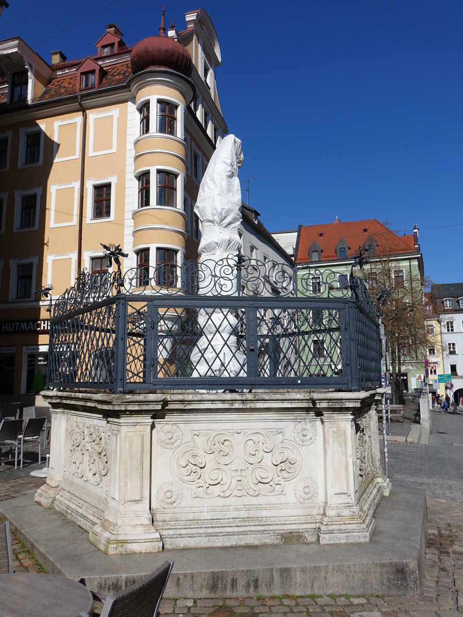 Regensburg, Adlerbrunnen von 1566 am Domplatz. Das Achteckbecken steht auf einem gestuften Sockel und zeigt das Reichs- und das Stadtwappen (28.02.2021)