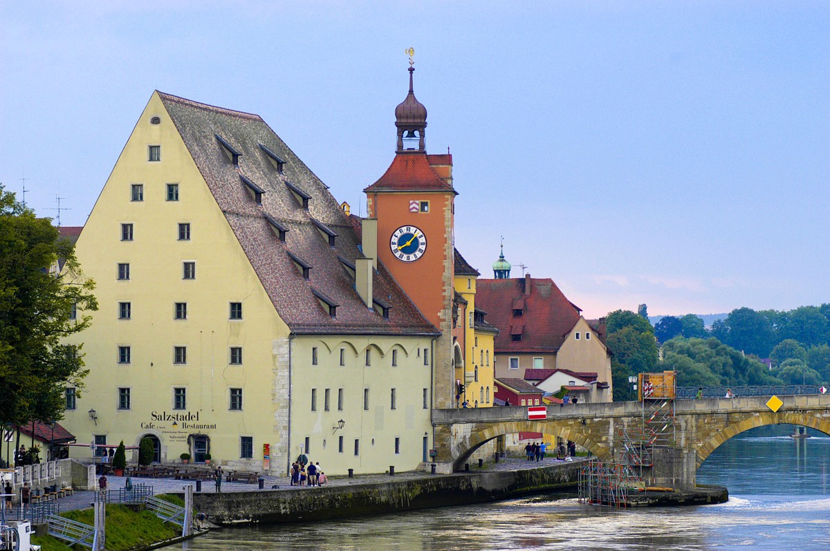 Regensburg - Aufnahme: Juli 2008. Salzstadel mit Stadttor und Steinerner Brcke.