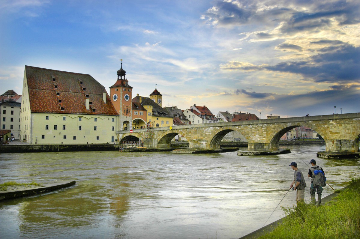 Regensburg - Aufnahme: Juli 2008. Salzstadel mit Stadttor und Steinerner Brcke.