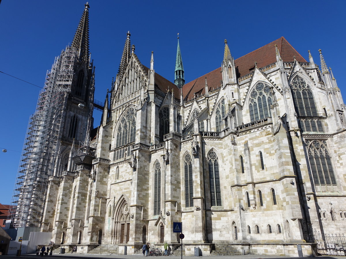 Regensburg, Dom St. Peter, erbaut von 1275 bis 1450, neugotische Trme erbaut von 1859 bis 1869 (28.02.2021)