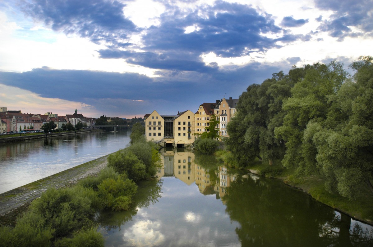 Regensburg und die Donau von der Steinernen Brcke aus gesehen. Aufnahme: Juli 2008.