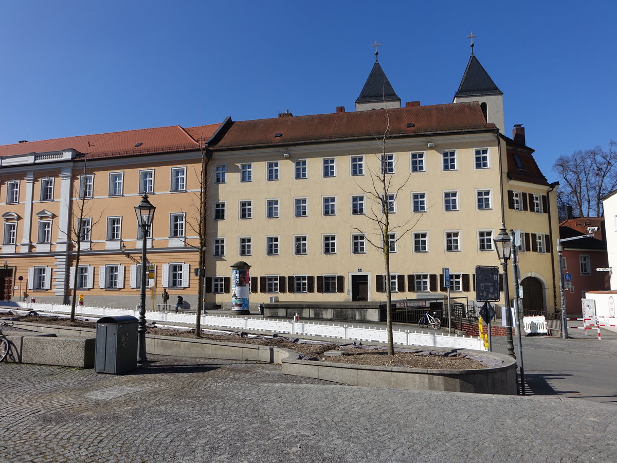 Regensburg, Gebude und Turmspitzen der Schottenkirche St. Jakob am Bismarckplatz (28.02.2021)