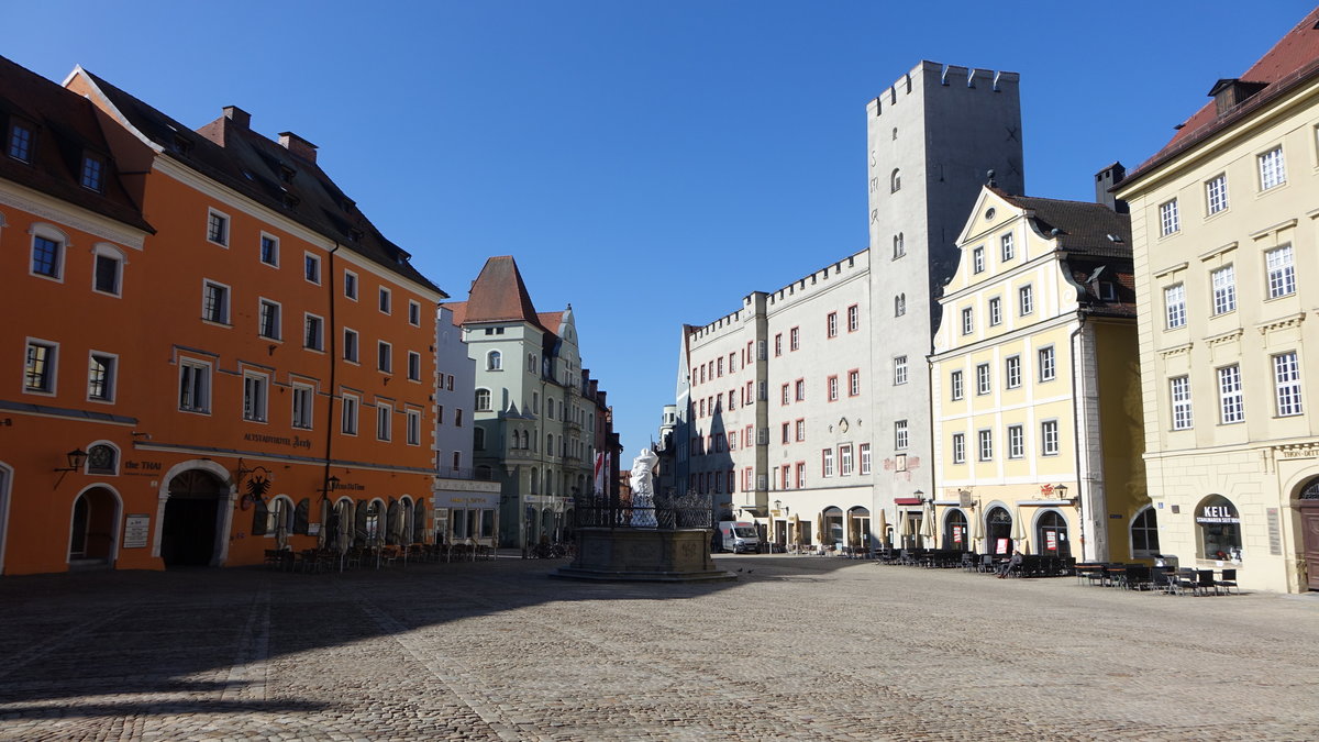Regensburg, Haidplatz mit Hotel Arch und Goldenes Kreuz (28.02.2021)