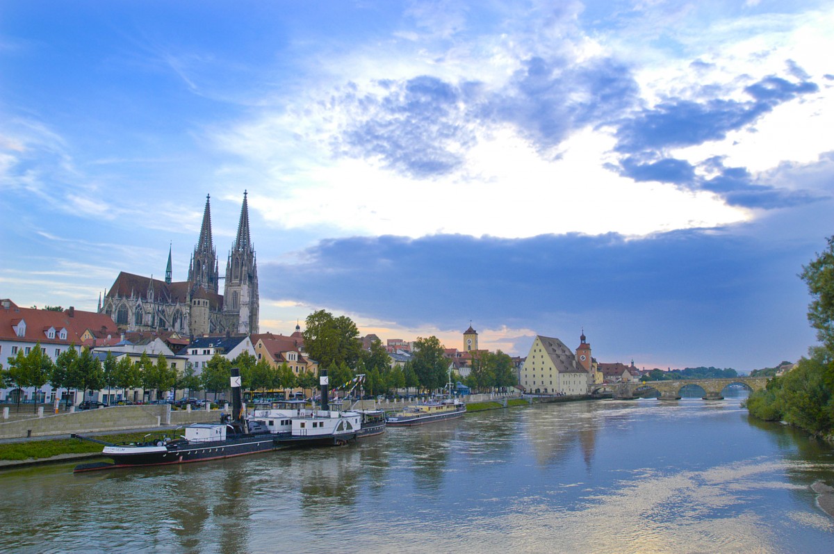 Regensburger Dom und die Donau von der Eisernen Brcke aus gesehen. Aufnahme Juli 2008.