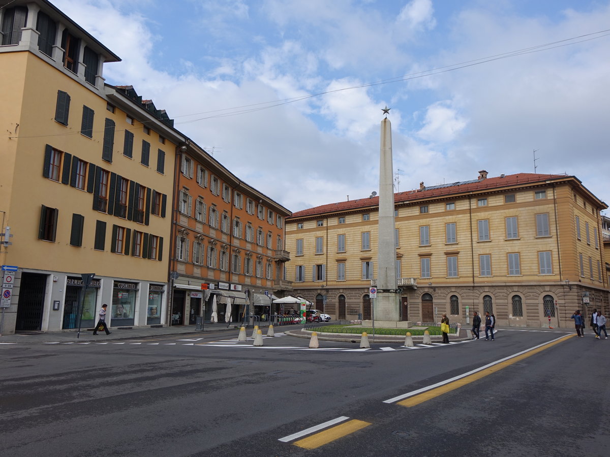 Reggio Emilia, Corso Garibaldi mit Obelisk di Piazza Gioberti (09.10.2016)