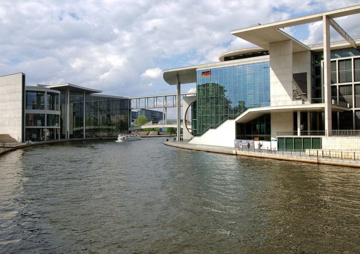 Regierungsviertel, Parlamentsgebude am Spreebogen, rechts das Marie-Elisabeth-Lders-Haus mit Spiegelung des Reichstages; links das Paul-Lbe-Haus (21 April 2014)