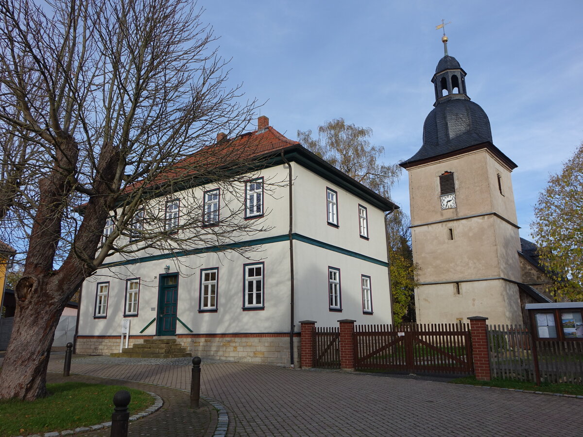 Reichenbach, Brgerhaus und evangelische Dorfkirche in der Schulstrae (12.11.2022)