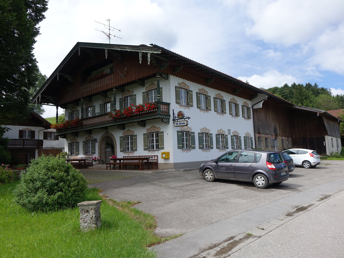 Reichersdorf, Gasthaus Rank, Zweigeschossiger Flachsatteldachbau mit Laube und Giebellaube, groe Eingangsnische, erbaut 1916 im alpenlndischen Heimatstil (03.07.2016)