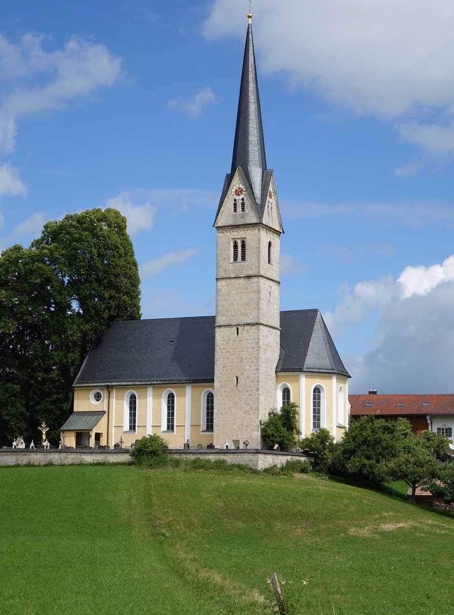 Reichersdorf, Katholische Filialkirche St. Leonhard, Sptgotische Tuffsteinkirche mit leicht eingezogenem Chor, an der Nordseite Oratoriengang und Auenarkaden im Erdgeschoss, erbaut bis 1496, barocker Ausbau 1760/72, neugotischer Turm 1846 (03.07.2016)