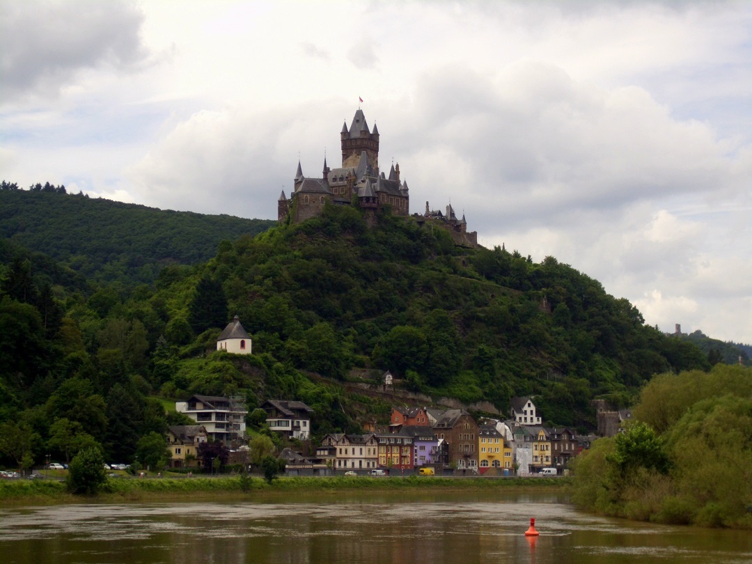 Reichsburg Cochem, fotografiert vom Fahrgastschiff  Moselprinzessin . [Ende Juni 2016]