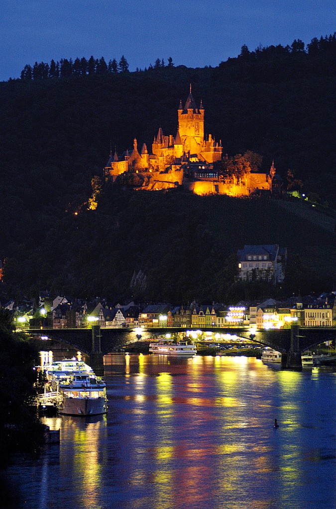 Reichsburg Cochem und die Mosel von der Moritzburger Strae aus gesehen. Aufnahme: Juli 2007