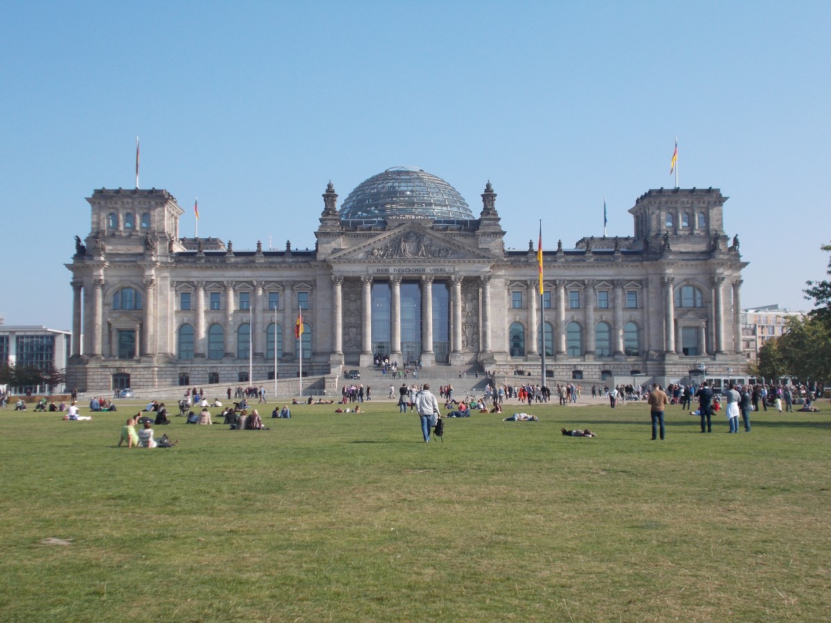 Reichstag und die immer wieder gut  belegte  Reichstagswiese in Berlin am 05.Oktober 2014.