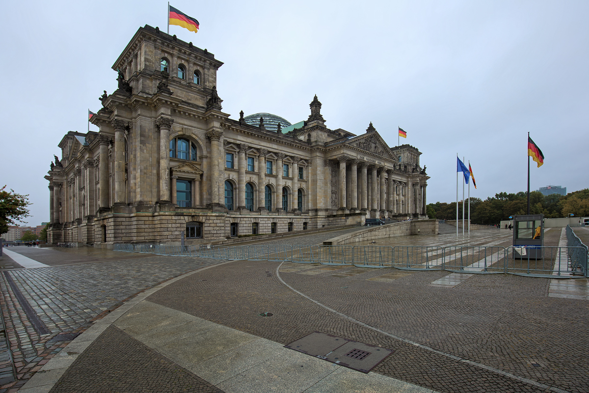 Reichstag mit gesichertem Vorplatz. - 06.10.2016
