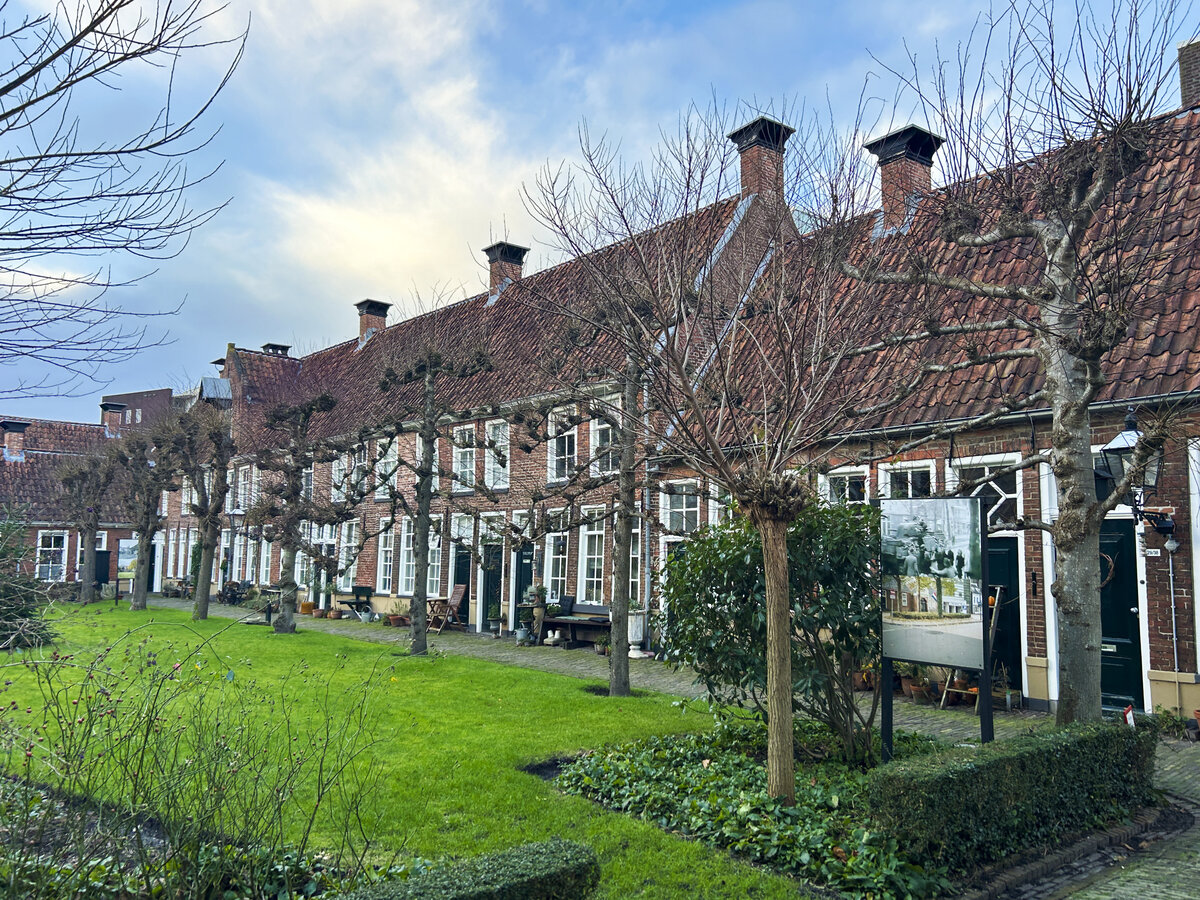 Reihenhuser im Hofje am Pepergasthuis in der Innenstadt von Groningen. Aufnahme: 29. Dezember 2023.