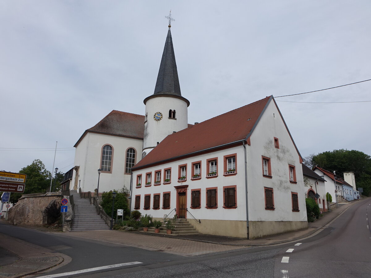 Reinheim, Pfarrhaus und Pfarrkirche St. Markus, Langschiff erbaut ab 1790, historischer Rundturm erbaut um 1000 (14.07.2023)