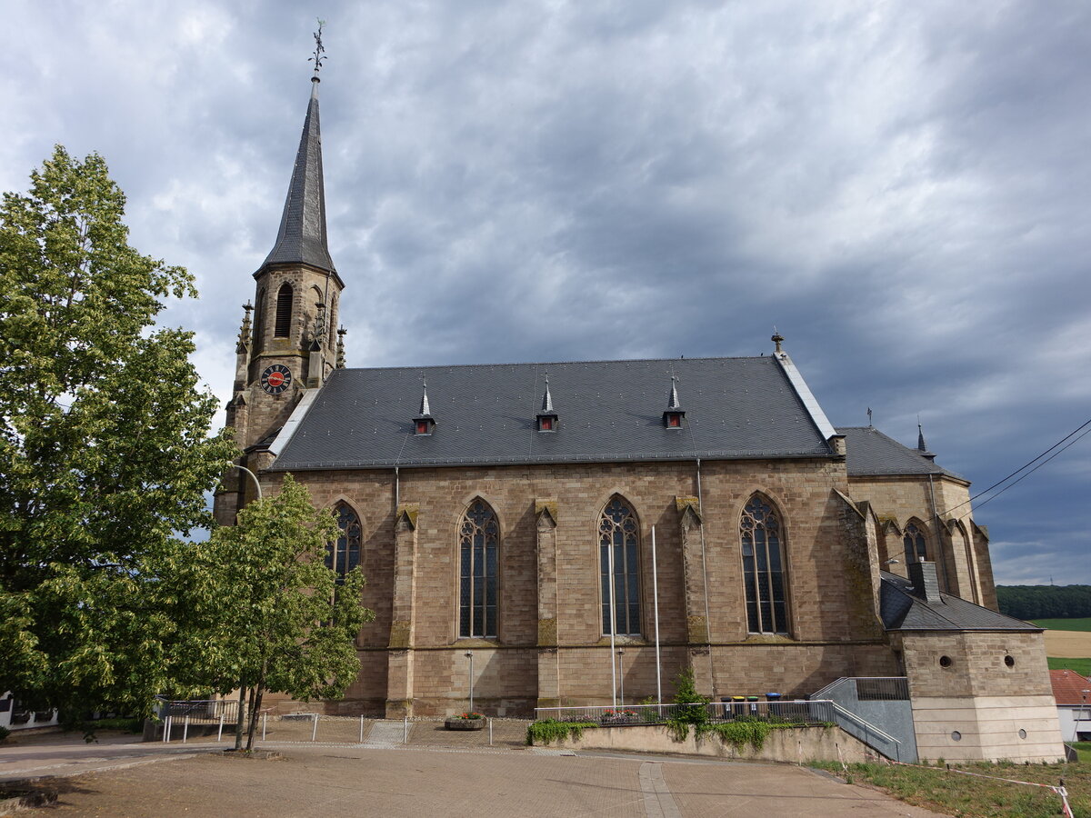 Reisbach, Pfarrkirche St. Marien, erbaut von 1885 bis 1887 durch Carl Friedrich Mller (15.07.2023)