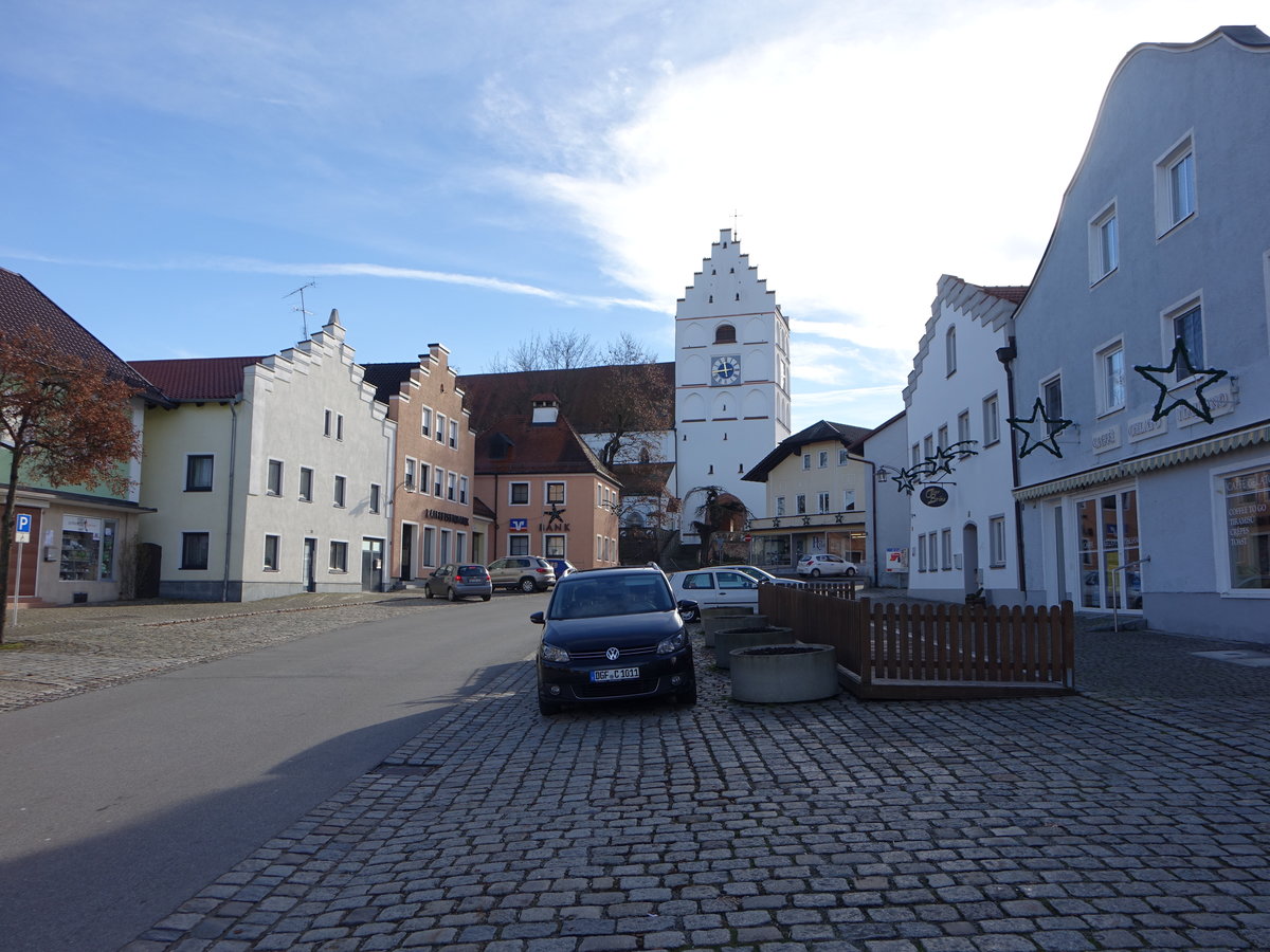 Reisbach, Pfarrkirche St. Michael am Kirchplatz, basilikaler Bau mit Westturm und Treppengiebel, erbaut im 14. Jahrhundert (21.11.2016)