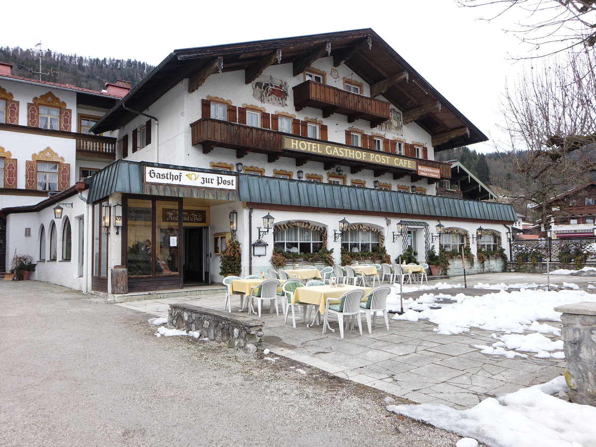 Reit im Winkl, Hambergers Posthotel am Kirchplatz, erbaut im 19. Jahrhundert (26.02.2017)