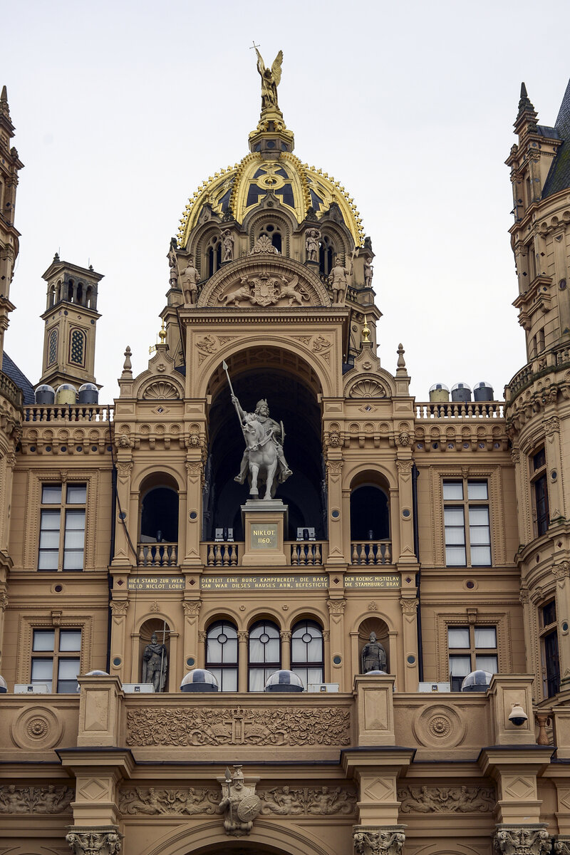 Reiterstandbild Frst Niklot I., Stammvater der Herzge und Groherzge von Mecklenburg in der Fassade des Schweriner Schlosses. Aufnahme: 17. Juni 2022.