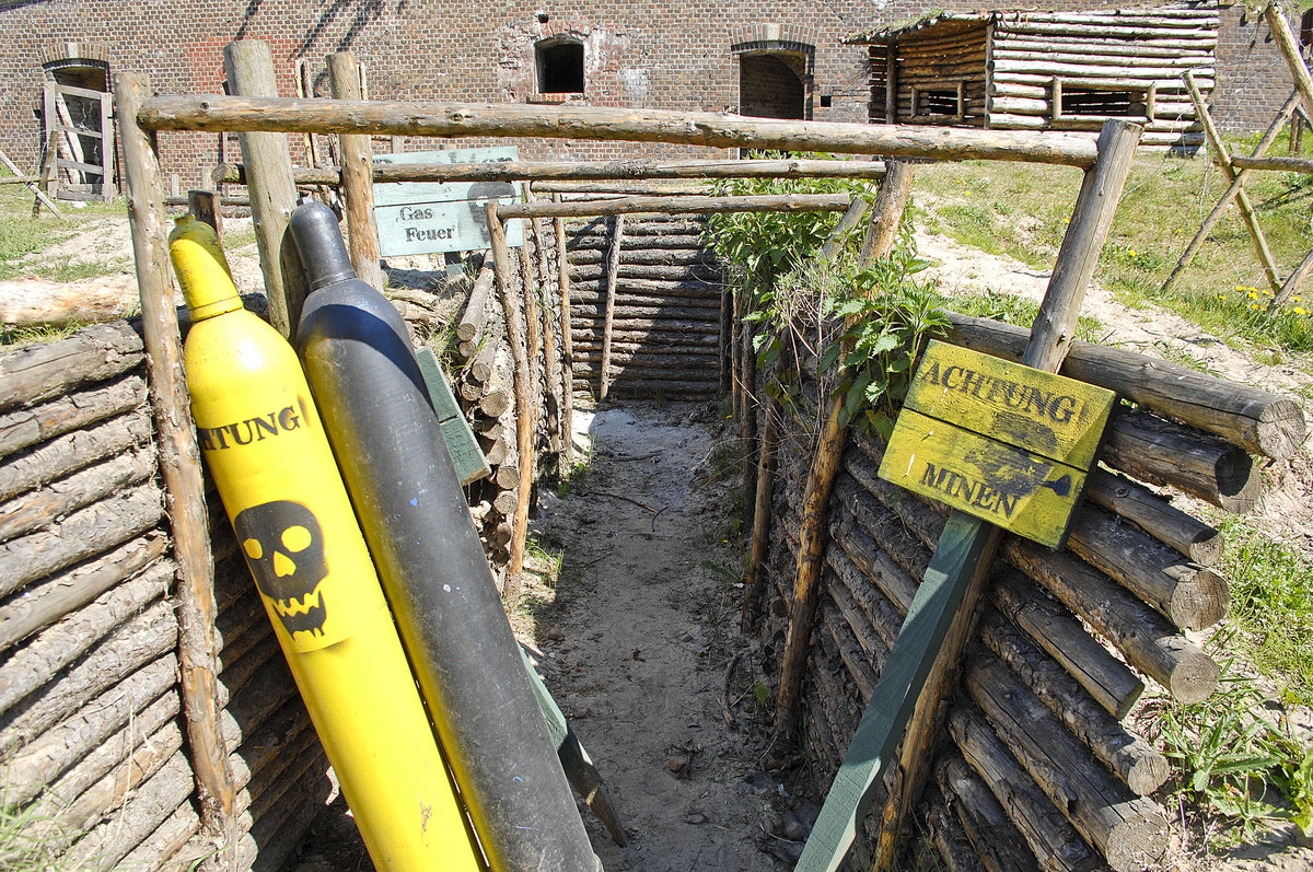 Rekonstruktion eines Schtzengrabens am Fort Gerharda - ein Teil der Festungsanlage Swinemnde in Świnoujście. Aufnahme: 7. Mai 2016.