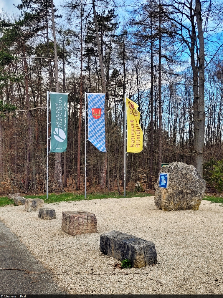 Relativ unspektakulr zeigt sich der geographische Mittelpunkt Bayerns bei Kipfenberg. Lediglich ein grerer Stein, eine Infotafel und drei Flaggen weisen auf diesen Platz hin.

🕓 11.4.2023 | 16:50 Uhr