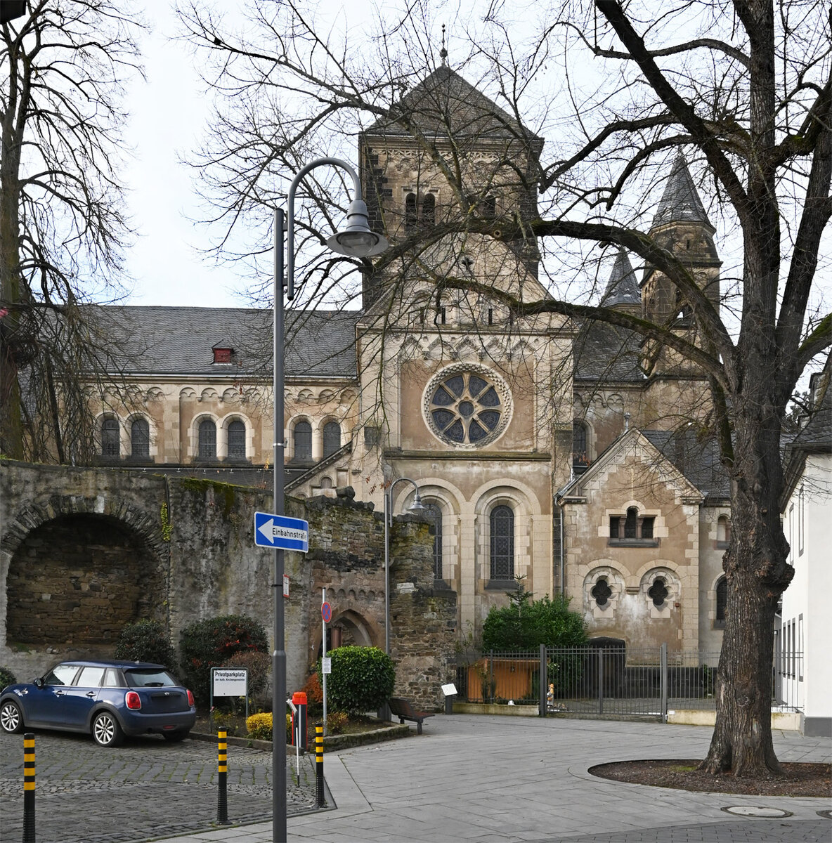 Remagen, Pfarrkirche St. Peter- und Paul, altes Pfarrtor an der Sdseite - 16.12.2023