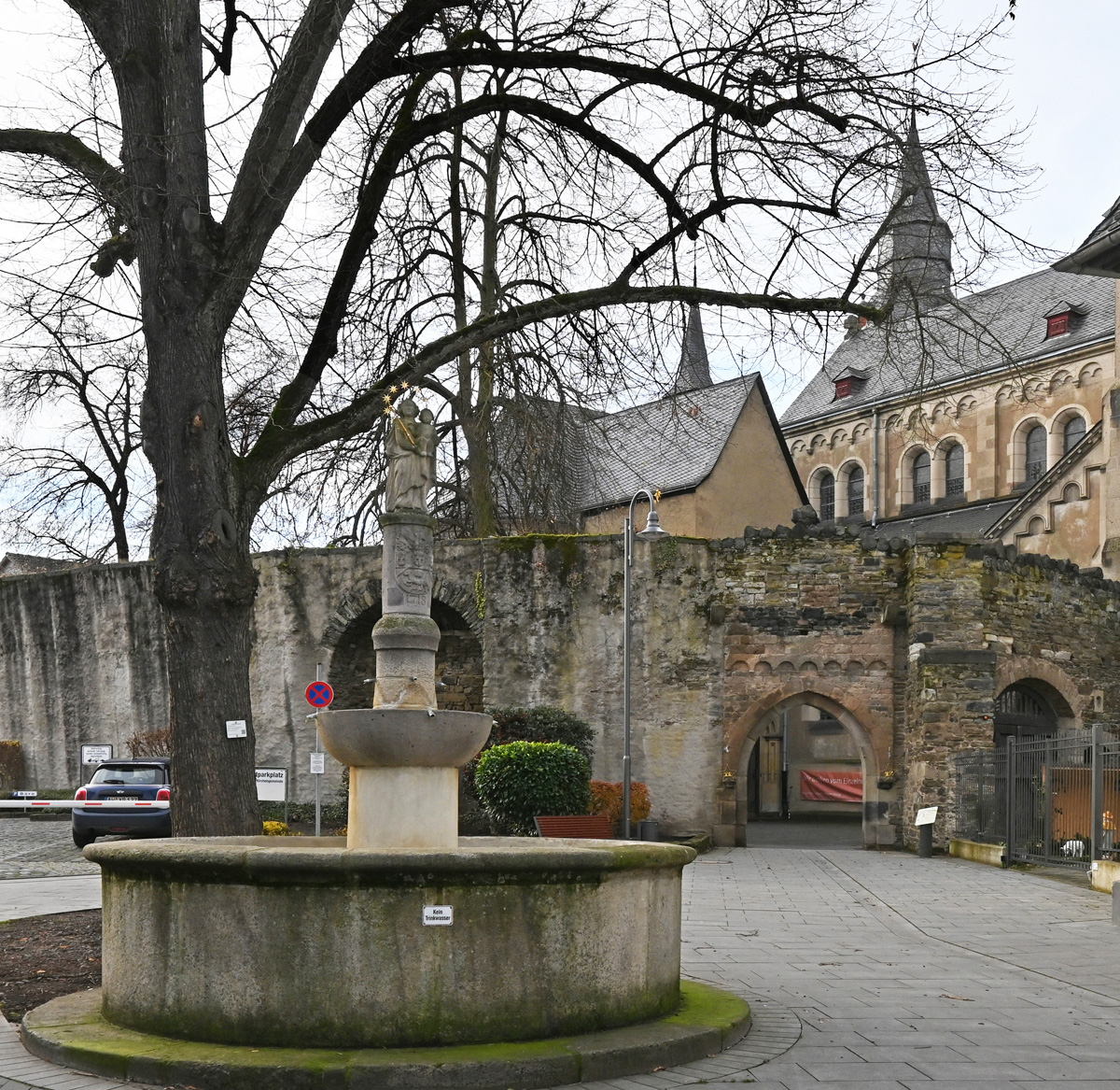 Remagen, Pfarrkirche St. Peter- und Paul, altes Pfarrtor - 16.12.2023