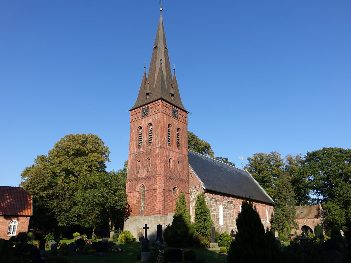 Remels, evangelische St. Martin Kirche, erbaut im 13. Jahrhundert, Kirchturm erbaut von 1897 bis 1898 (08.10.2021)