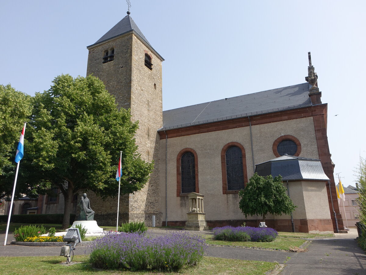 Remich, Pfarrkirche St. Etienne, erbaut 1817 mit sptbarocker Fassade und einem romanischen Kirchturm (18.06.2022)