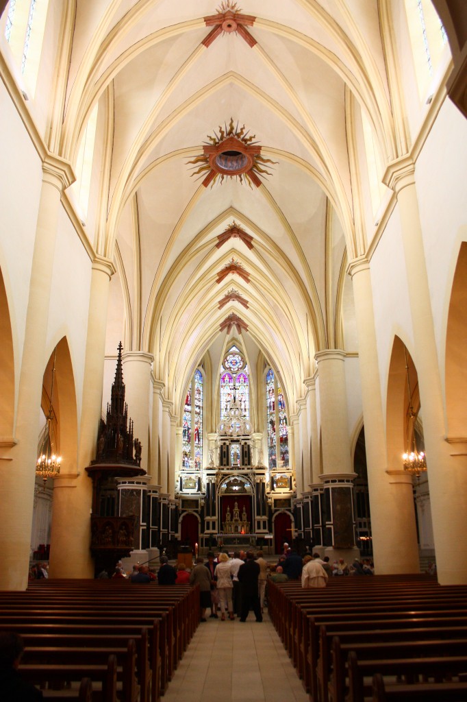 Remiremont, Abteikirche St. Pierre, Langschiff mit prchtigem Hochaltar aus schwarzem Marmor und weien Kalkstein (05.10.2014)