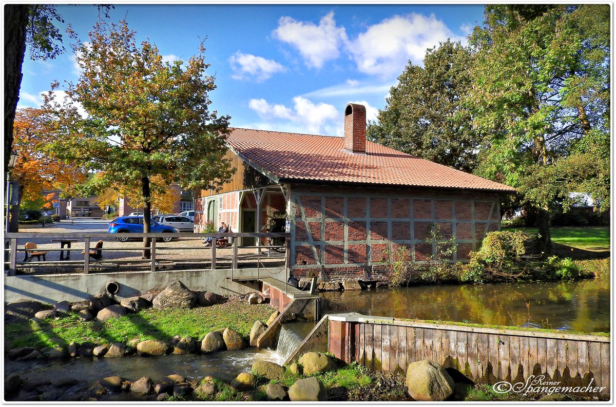 Remise, gleich gegenber der alten Wassermhle an der Oste in Sittensen. Im Vordergrund, gerade noch zu erkennen die Oste, dahinter der Mhlenteich, der sich an dieser Stelle in den Fluss ergiet, um gemeinsam das Mhlrad mit Wasser zu versorgen. Oktober 2016