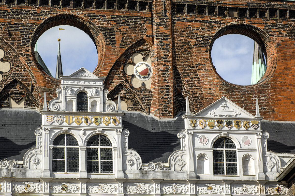 Renaissancelaube und gotische Schildwand. Detailaufnahme des Lbecker Rathauses. Aufnahme: 20. August 2021.