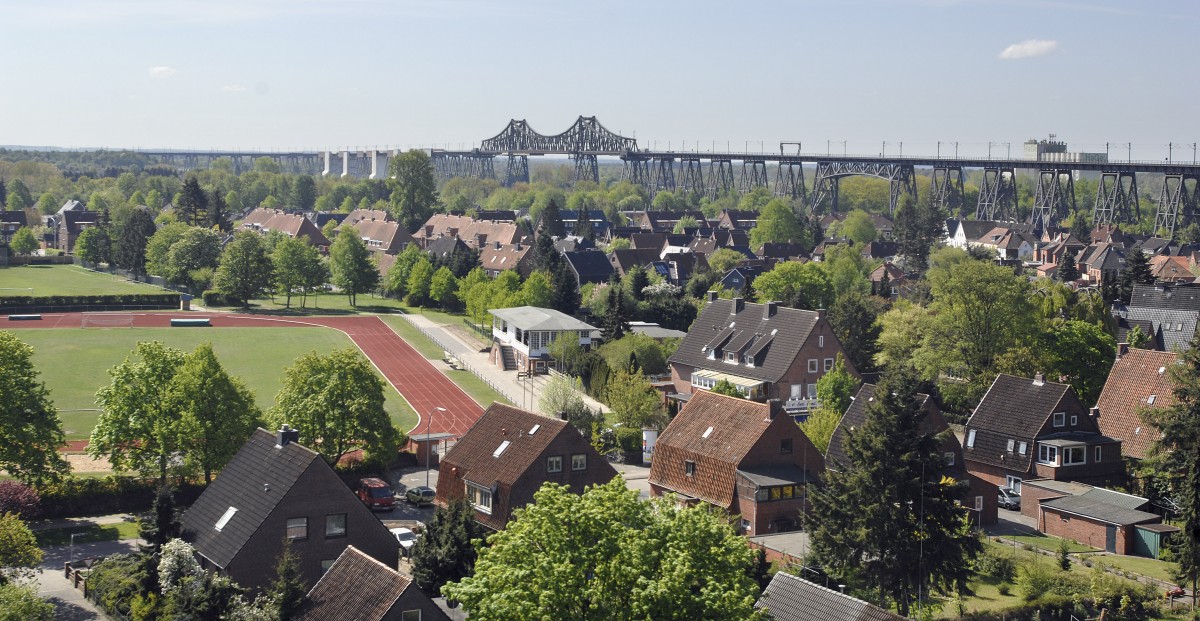 Rendsburg und die Eisenbahnhochbrcke von der Bahnstrecke aus gesehen. Aufnahme: Mai 2011.