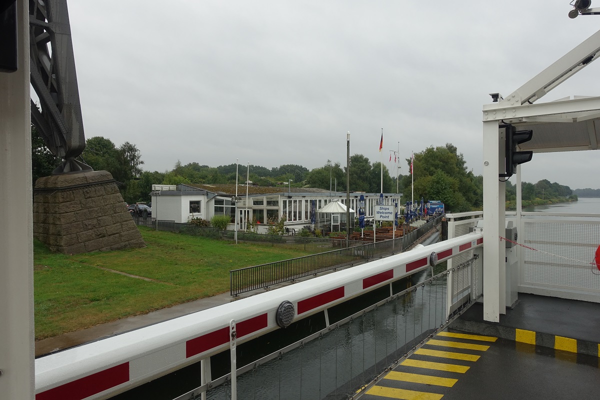 Rendsburger Hochbrcke am 8.9.2022: Blick von der Schwebefhre auf die Schiffsbegrungsanlage Rendsburg am Nordufer des Nord-Ostsee-Kanals /