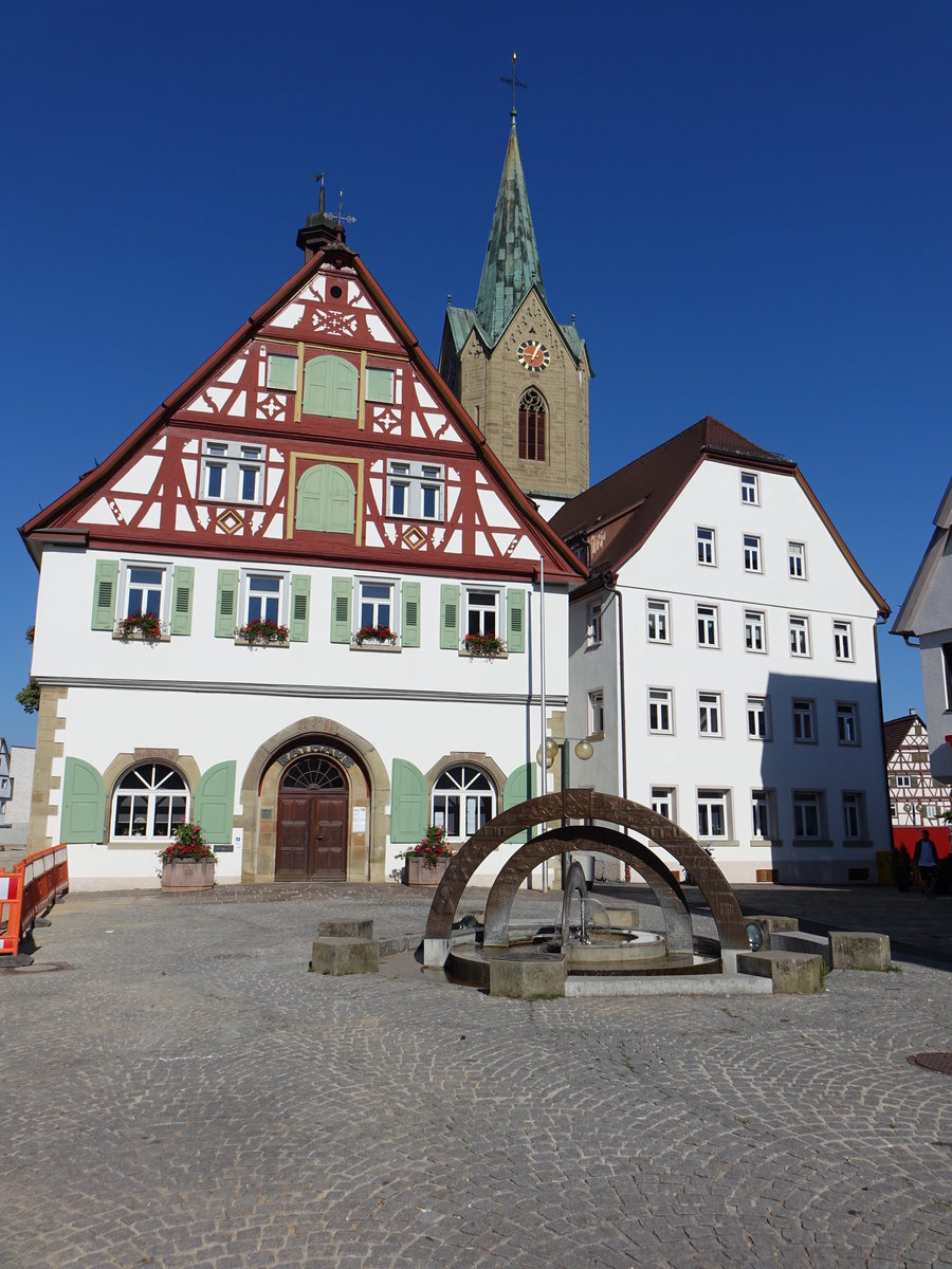 Renningen, Historisches Rathaus und St. Petrus Kirche an der Hauptstrae, Rathaus erbaut 1590 (01.07.2018)