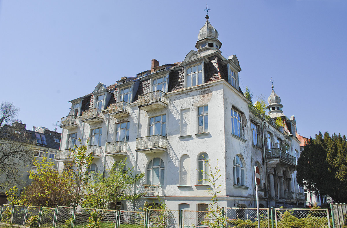 Renovierungsbedrftiges Haus an der Strandpromenade in Świnoujście (Swinemnde). Aufnahme: 7. Mai 2016.