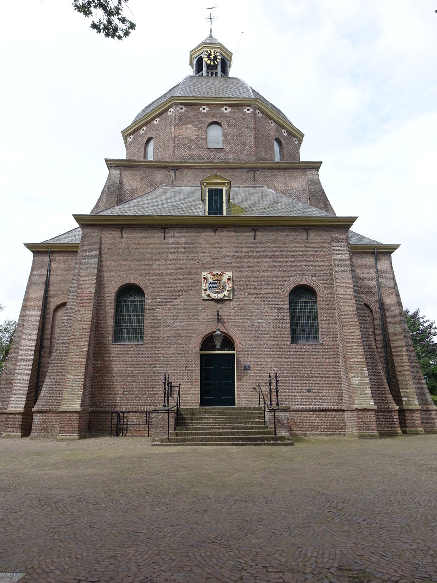 Renswoude, Ref. Kirche, erbaut von 1639 bis 1641, Grundri ein griechisches Kreuz mit sehr kurzen Armen, ber der Vierung eine achteckige Kuppel, Baumeister Johan van Reede (20.08.2016)