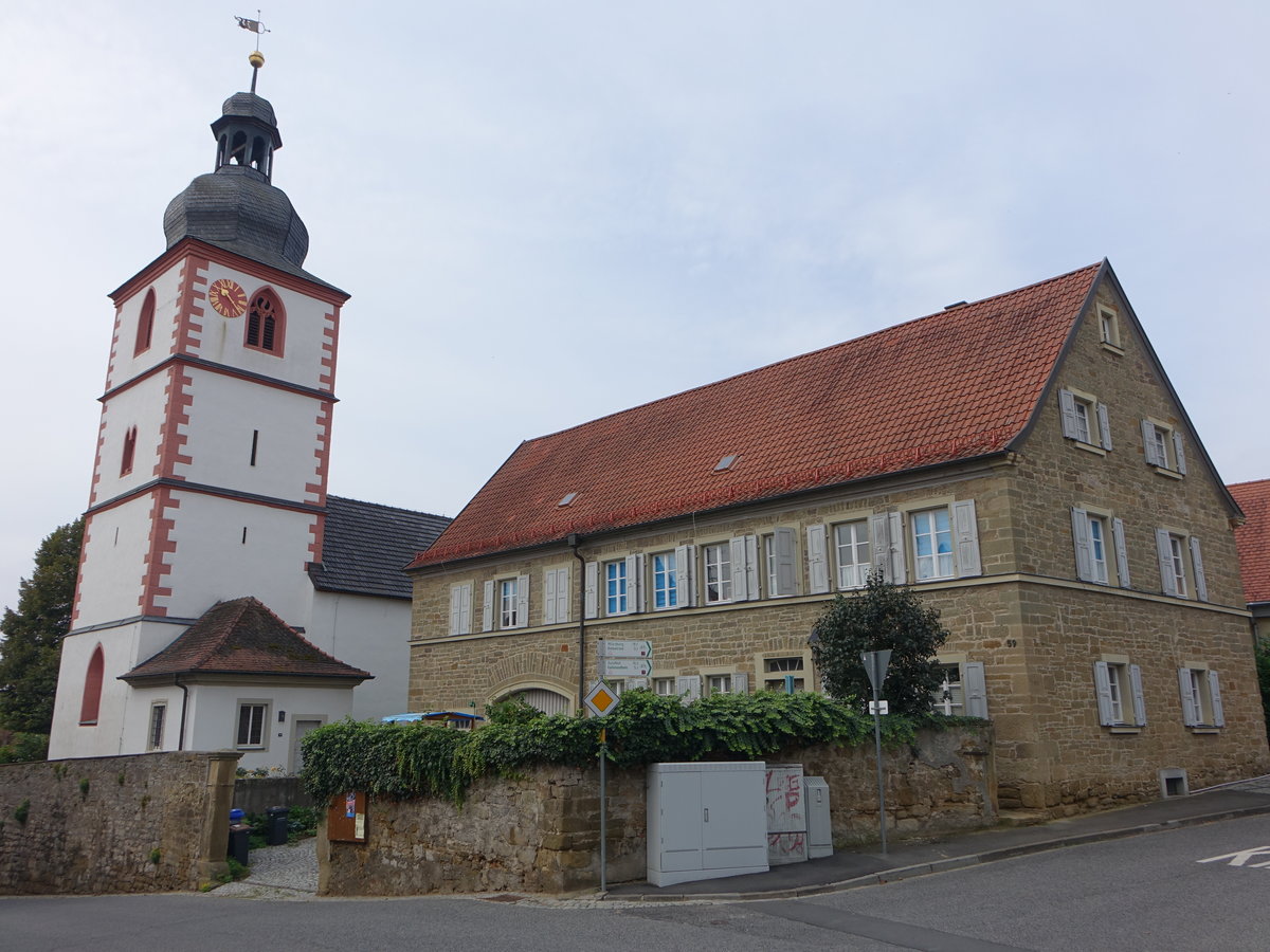 Repperndorf, ev. luth. Pfarrkirche St. Laurentius und Pfarrhaus, Kirche erbaut um 1600, Pfarrhaus von 1824 (27.08.2017)