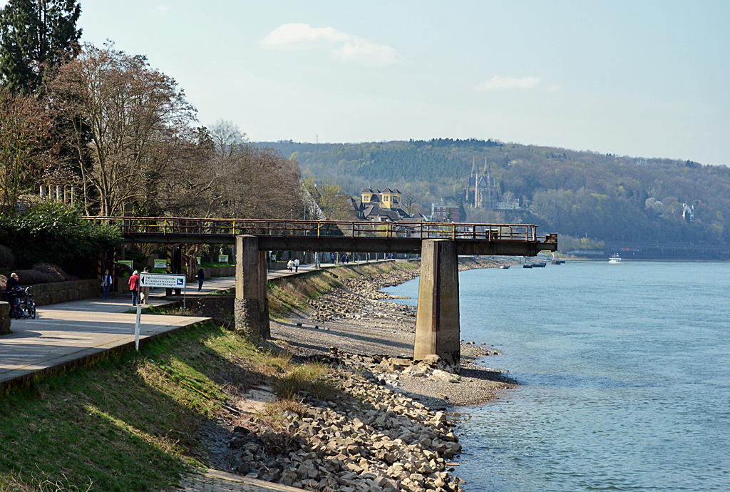 Rest der Auffahrt zur Eisenbahnbrcke von Remagen (linksrheinisch). Im Hintergrund die Appolinariskirche in Remagen. - 28.03.2014