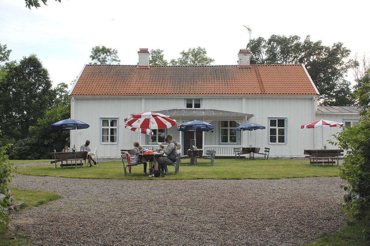 Restaurant Mossebo Gsthem in der Nhe von Lnneberga in Schweden. Bekanntheit geniet Lnrneberga aus den Bchern von Astrid Lindgren. In ihren Erzhlungen berichtet die Schriftstellerin ber das Leben vom Michel aus Lnneberga. Sie selbst ist im nahegelegenen Vimmerby aufgewachsen, das ebenfalls Eingang in ihre Erzhlungen fand.
Aufnahme: 21. Juli 2017.