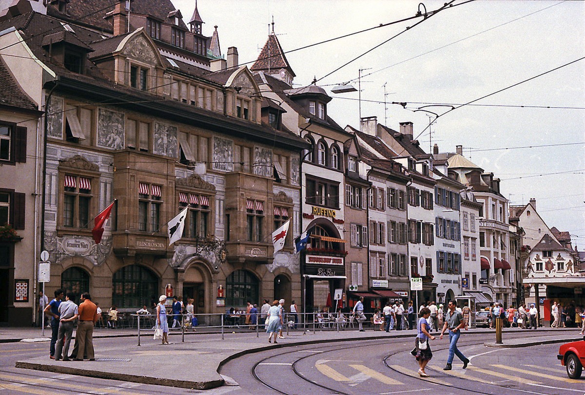 Restaurant Zum Braunen Mutz am Barfsserplatz in Basel. Aufnahme: Juli 1984 (digitalisiertes Negativfoto).