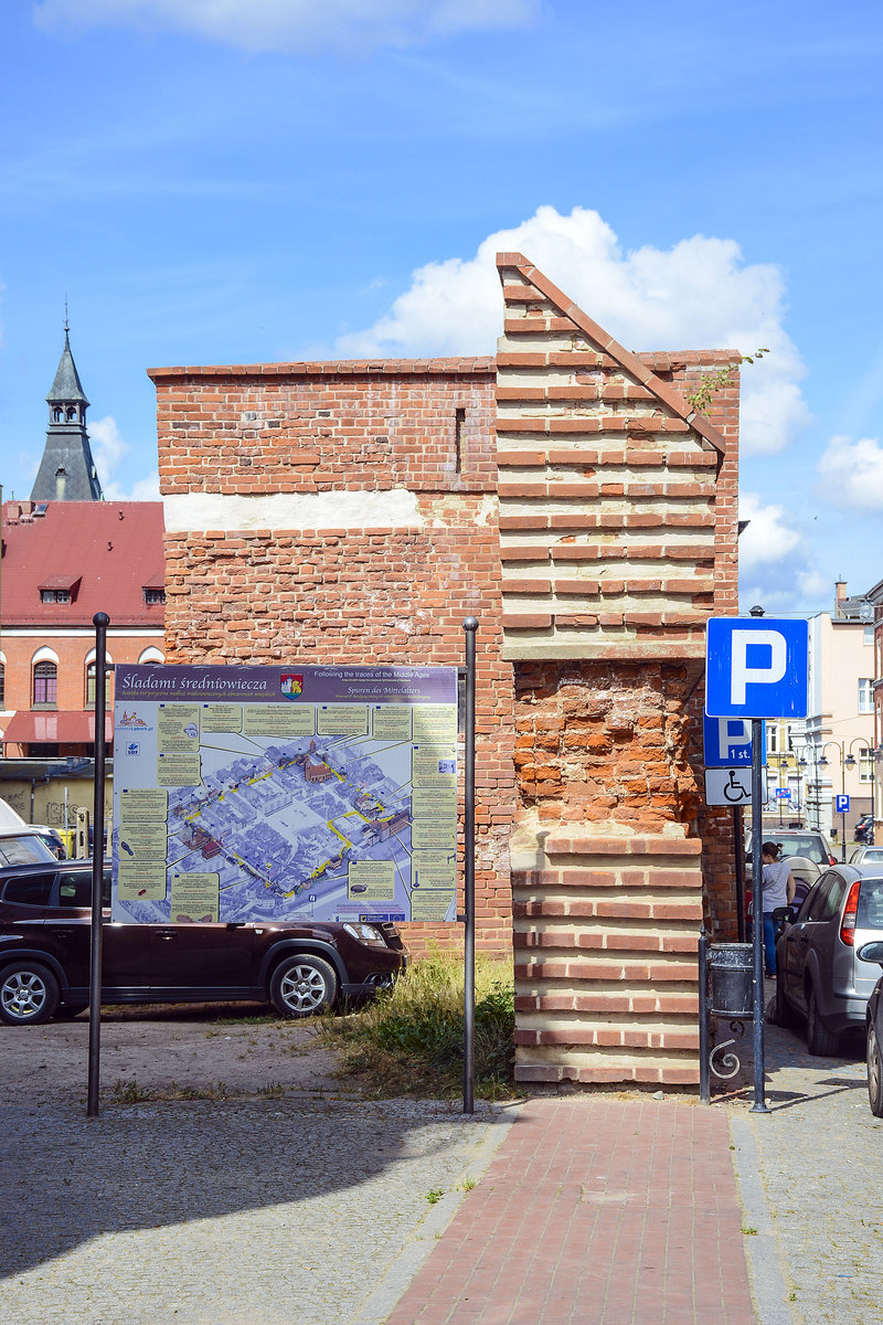 Reste der historischen Stadtmauer in Lębork (Lauenburg in Pommern). Aufnahme: 19. august 2020.