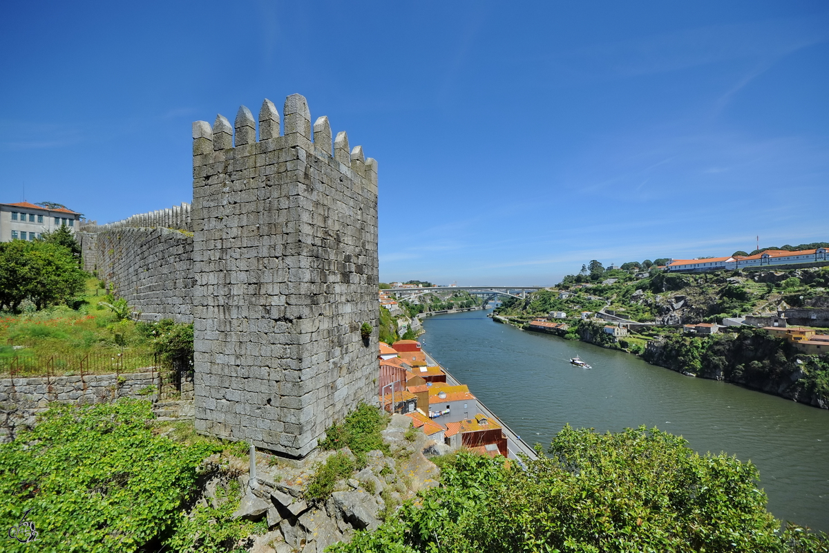 Reste der mittelalterliche Befestigungsanlagen Muralhas de D. Fernando in Porto. (Mai 2013)