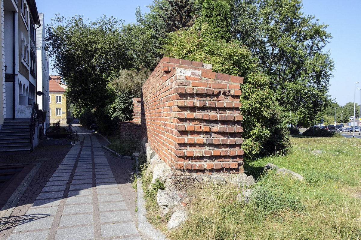 Reste der mittelalterliche Stadtmauer in Köslin (Koszalin) in Hinterpommern. Aufnahme: 16. August 2020.