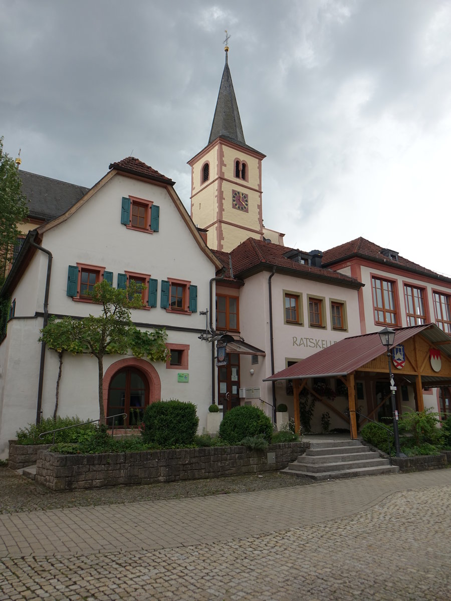 Retzstadt, Rathaus und kath. Pfarrkirche St. Andreas am Rathausplatz, Pfarrkirche erbaut von 1726 bis 1728 (15.08.2017)